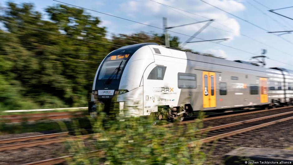 German train driver allegedly drove drunk through NRW  DW  11/24/2025