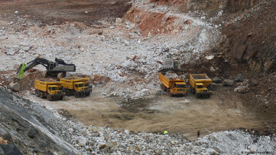 Rudnik litijuma Sandavana u Zimbabveu sa neuobičajeno bogatim nalazištima: zalihama koje prelaze 820.000 tona sa skoro dva procenta sadržaja litijuma – retkom koncentracijom u industriji. Veći deo litijumskog sektora u Zimbabveu je pod dominacijom kineskih kompanija, koje ulažu značajno u vađenje rude, ali sve više i u izgradnju prerađivačkih kapaciteta, poput koncentratora vrednog 310 miliona dolara koji se planira u Sandavani.