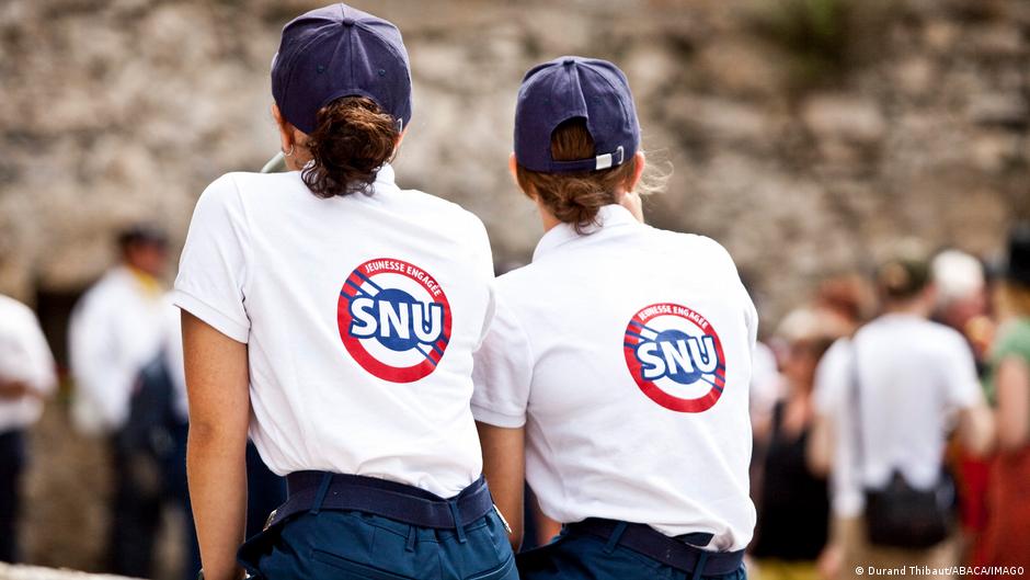 Skoro kao uniforme: mladi volonteri SNU na jednoj komemoraciji u junu 2023.