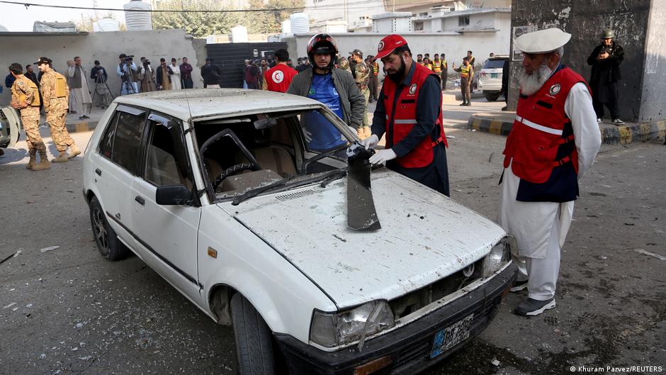 Suicide attack targets Peshawar security complex in Pakistan – DW – 11