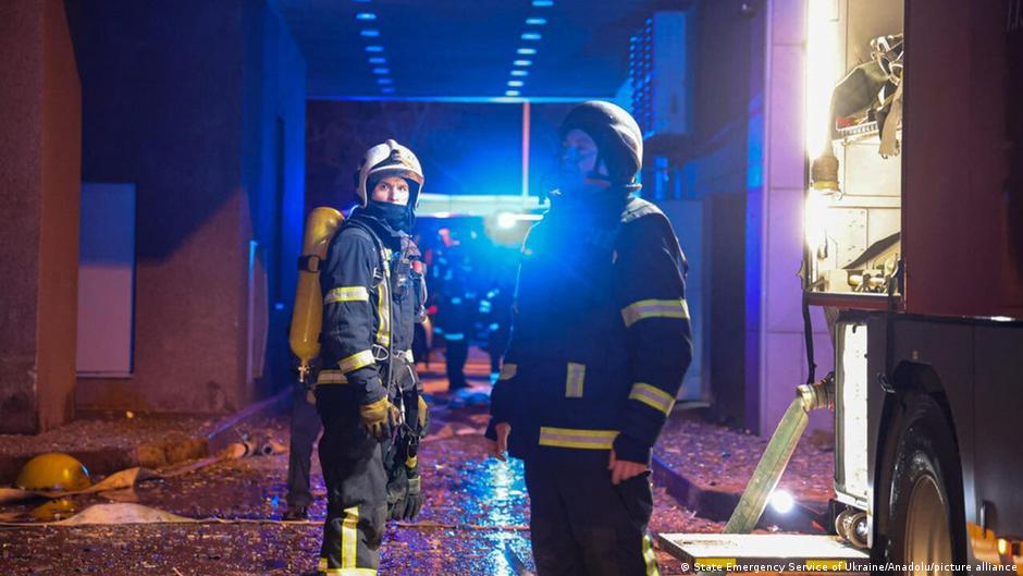 Russia strikes Kyiv as Ukraine peace talks progress – DW – 11