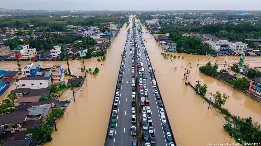 Esta fotografía aérea muestra vehículos estacionados en una carretera elevada para mantenerlos fuera de las aguas de la inundación en Hat Yai, Tailandia. (25.11.2025).