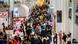 Black Friday en Macy's, Nueva York, gente en pasillos shopping, se ve árbol de Navidad. Black Friday en Macy's, Nueva York, gente en pasillos shopping, se ve árbol de Navidad.