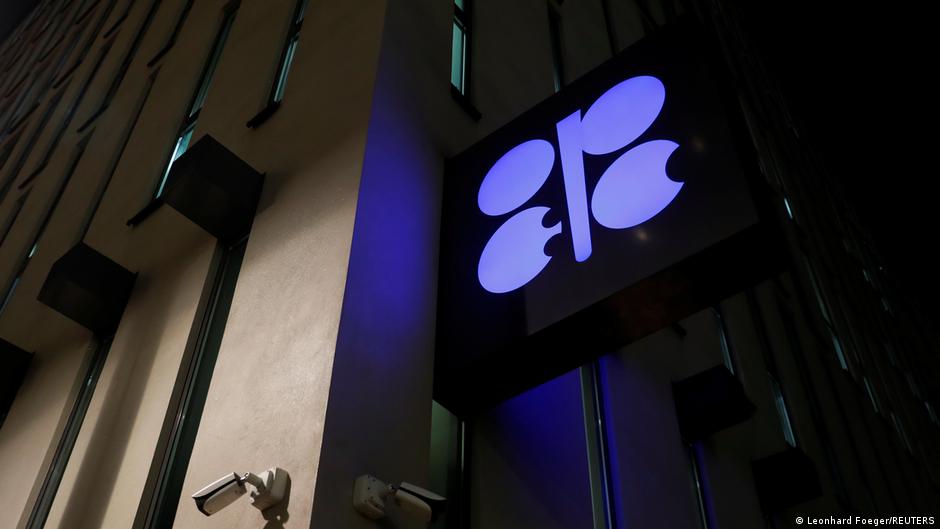 Страны ОПЕК+ договорились увеличить добычу нефти в мае