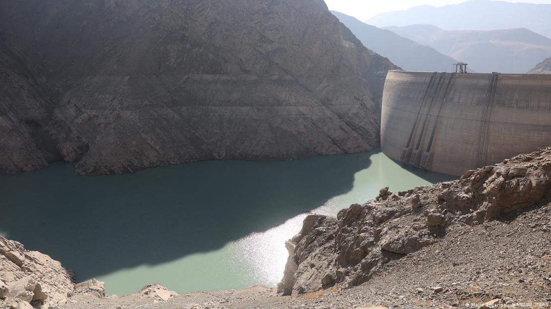 Imensa barragem com nível de água baixo