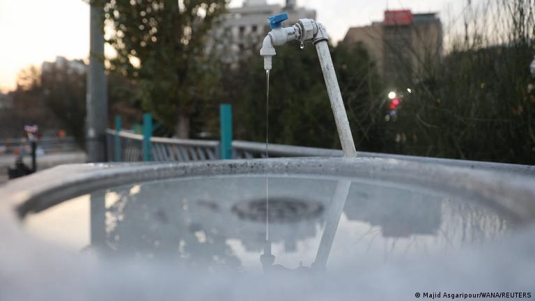 عکسی از یک شیر آب عمومی در تهران