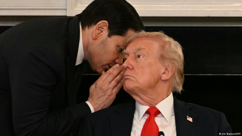 Ko može američkom predsedniku Trampu da nešto šapne na uvo? Na ovoj fotografiji je to državni sekretar Rubio