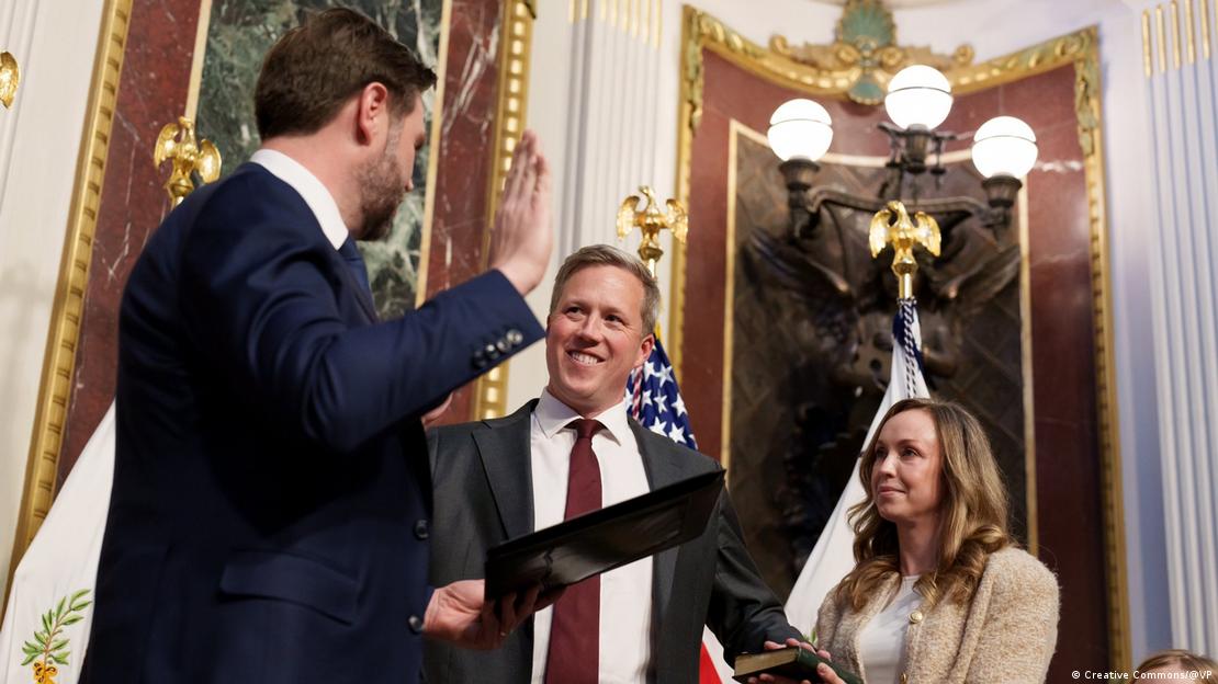 J.D. Vance juramenta a Dan Driscoll.