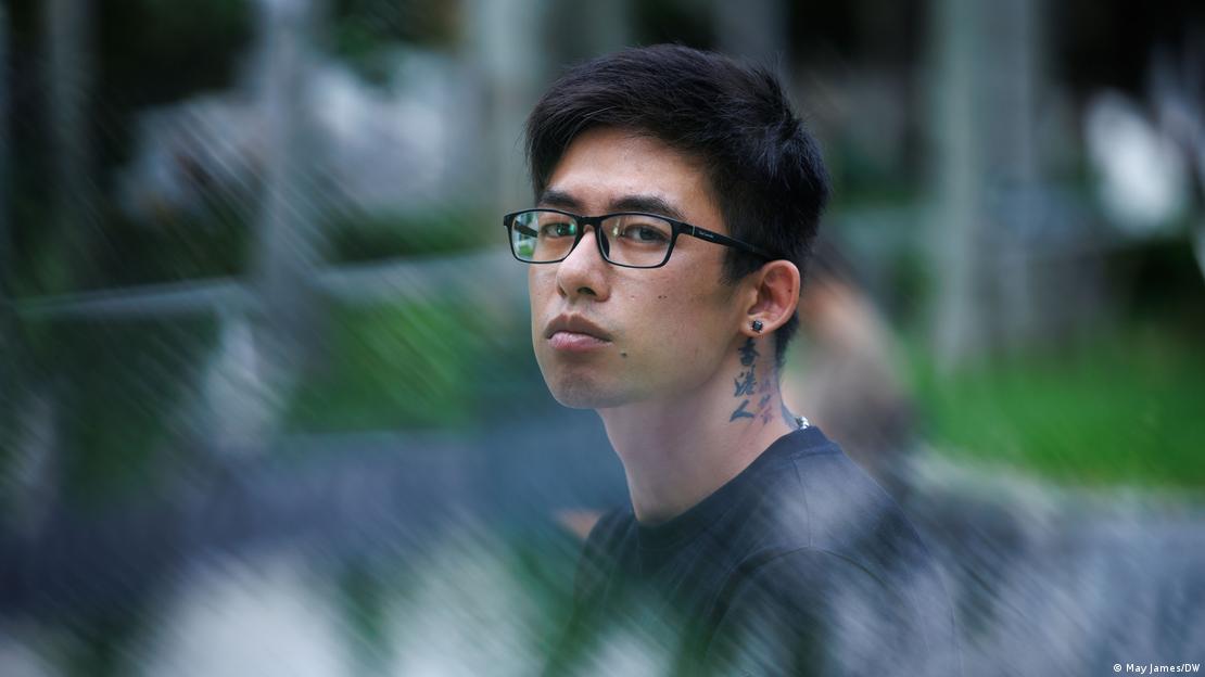 تصویر مرد جوانی پس از آزادی از زندان