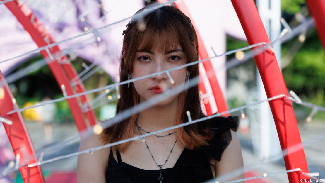 کلی، دختر جوانی در هنگ‌کنگ