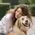 Mujer abraza a su golden retriever.
