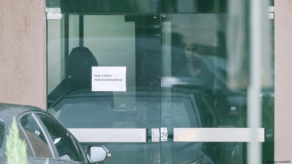 Brasiliens Ex-Präsident Jair Bolsonaro ist hinter eine Glasscheibe zu sehen (23.11.2025)