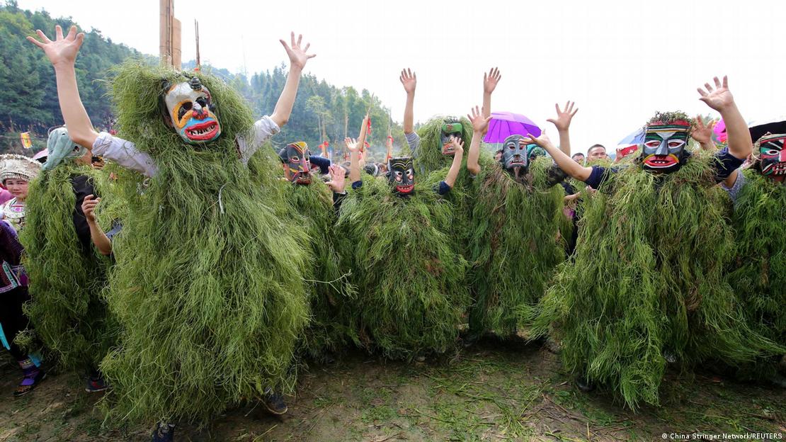 Membros do grupo étnico Miao dançam durante celebração em festival em 2018