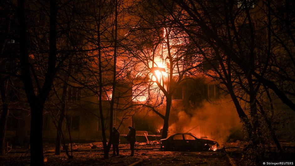 Росія ударила по багатоповерхівці в Охтирці: є постраждалі – DW – 08.12.2025