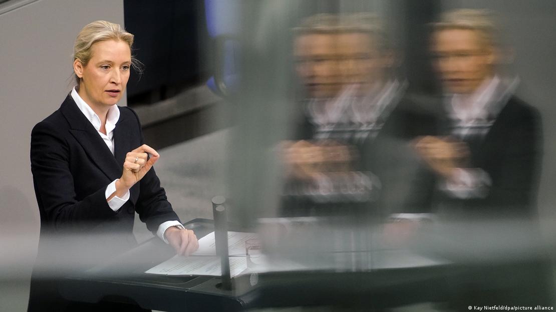 AfD-Vorsitzende Alice Weidel im dunklen Anzug am Rednerpult des Bundestags