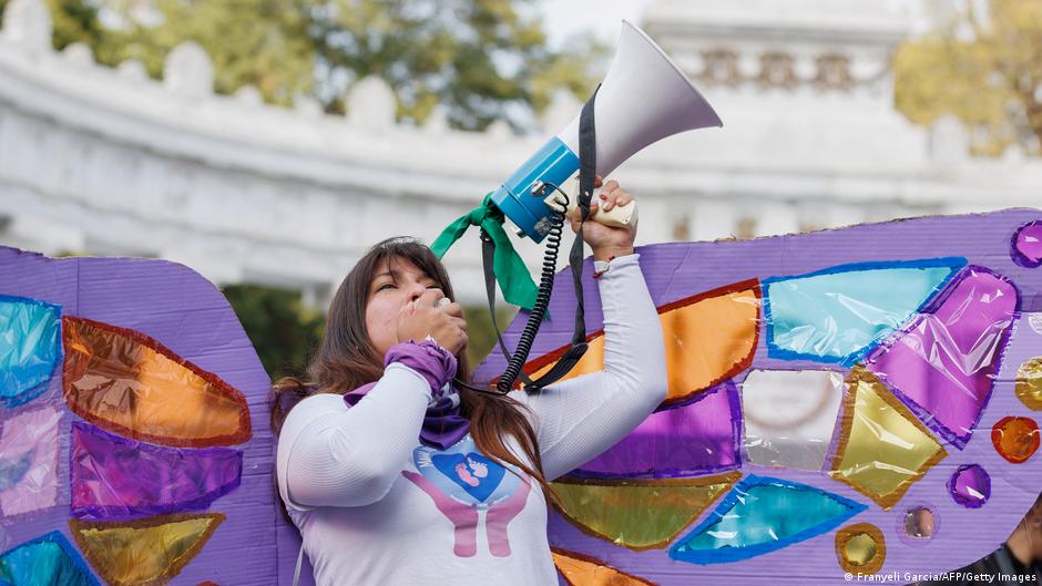 Traitées de mauvaises mères, critiquées pour leur apparence physique, menacées de violence: des femmes renoncent à leur carrière politique en raison de la haine en ligne @dwnews