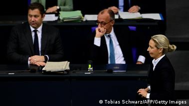 Η Αλίς Βάιντελ περπατά μπροστά από τα υπουργικά έδρανα