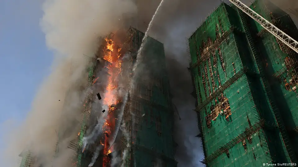 Hongkong: Feuer in Wohnkomplex erfasst mehrere Hochhuser