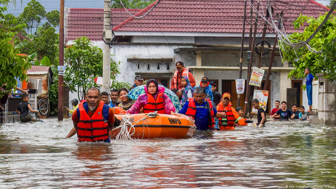 Rescatistas sacan a habitantes en un bote en Padang, Sumatra Occidental, Indonesia. (25.11.2025).