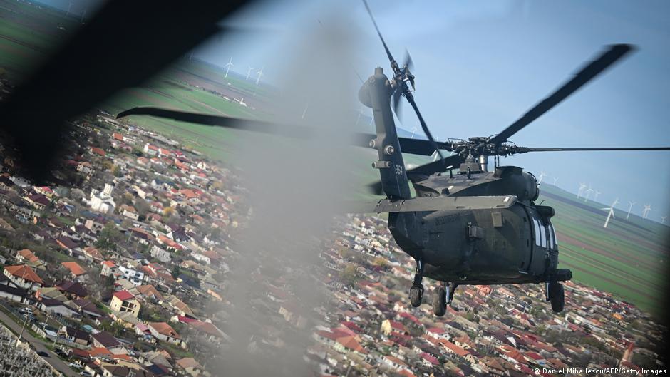Helikopter američke vojske leti iznad rumunskog grada Mihaila Kogalničeanua 25. novembra 2025. godine