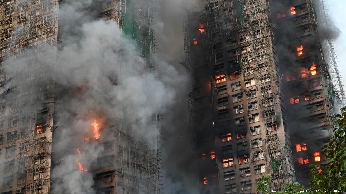 Llamas y columnas de humo en los edificios Wang Fuk Court, en un incendio de nivel 4. (26.11.2025).