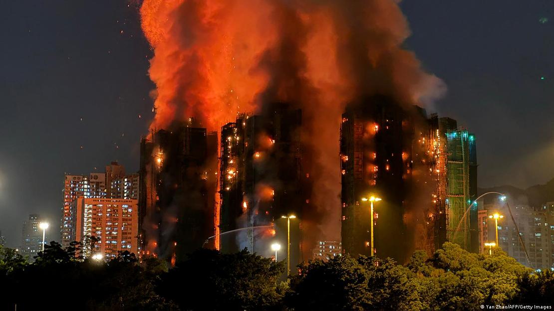 Fuego y humo destruyen las torres de un complejo de viviendas en Tai Po, Hong Kong.