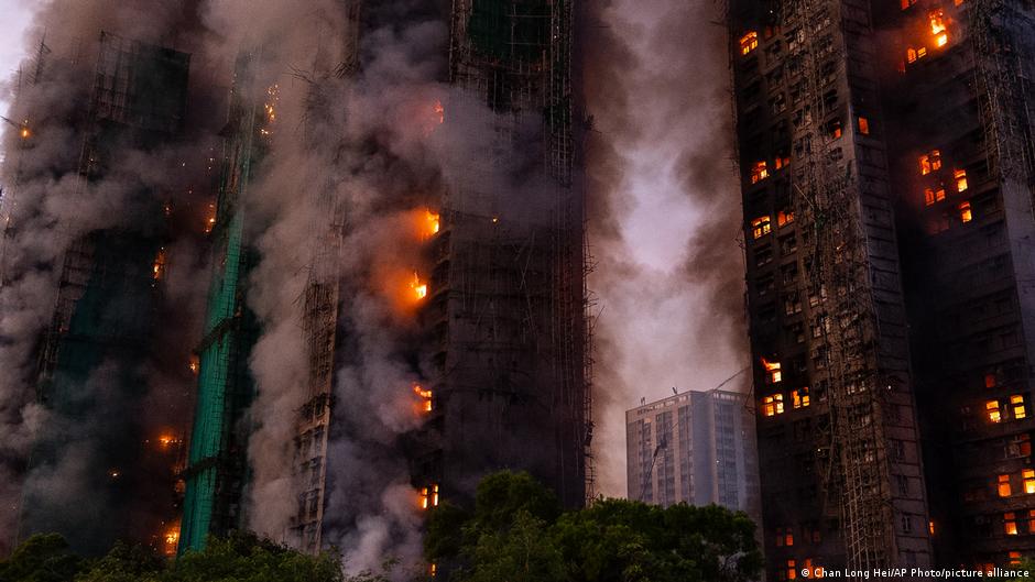 Пожежа в житловому комплексі Гонконгу: щонайменше 36 жертв – DW – 26.11.2025
