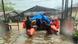 Sumatra, Indonesia: rescatistas entran a sacar a residentes en botes en medio del agua que inunda por completo una calle. (26.11.2025).