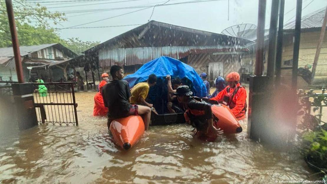 Sumatra, Indonesia: rescatistas entran a sacar a residentes en botes en medio del agua que inunda por completo una calle. (26.11.2025).