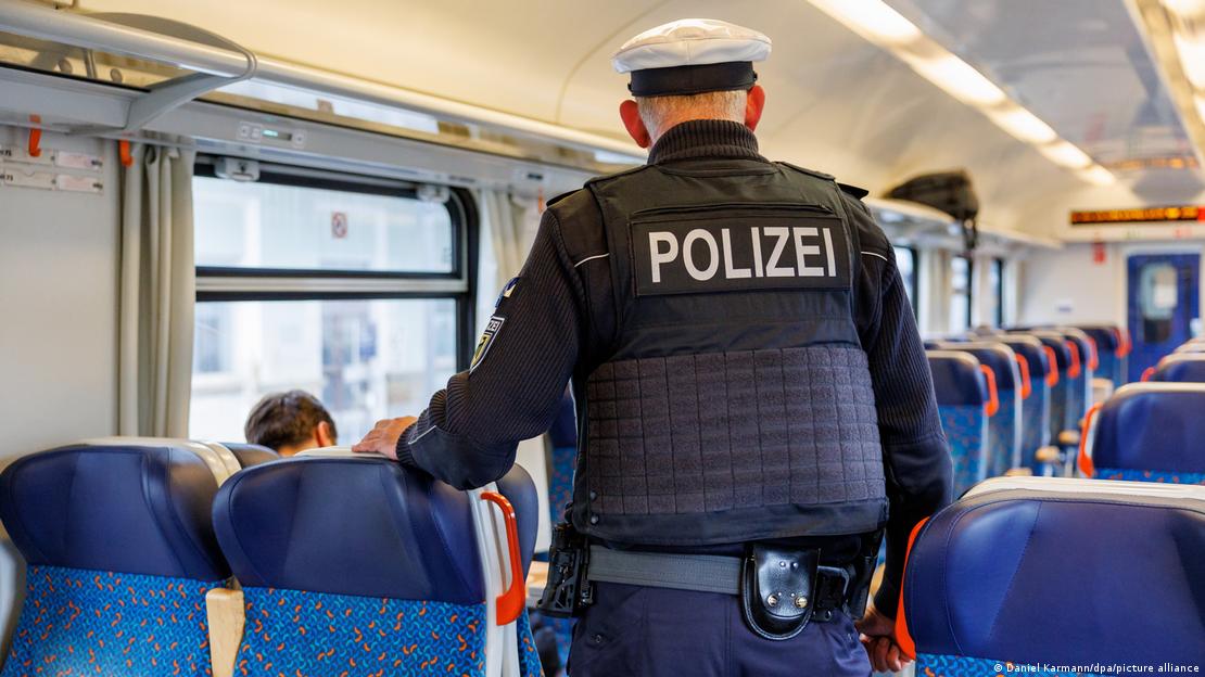 Almanya'da tren içinde bir polis memuru