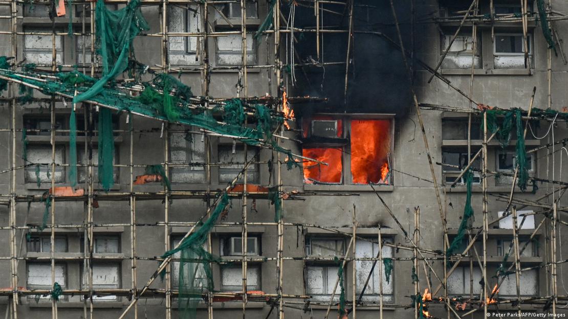 El fuego devora los departamentos del complejo residencial de Wang Fuk Court, en Hong Kong.