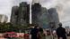 Varias personas miran haci alas torres destruidas por el grave incendio en el complejo residencial de Wang Fuk Court, en Hong Kong, desde donde aún sale humo. Varias personas miran haci alas torres destruidas por el grave incendio en el complejo residencial de Wang Fuk Court, en Hong Kong, desde donde aún sale humo.