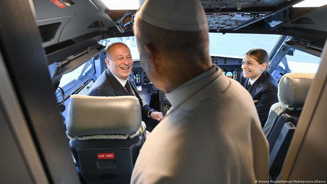 El papa León XIV saluda a la tripulación en el vuelo desde el aeropuerto de Fiumicino, en Roma. (27.11.2025).