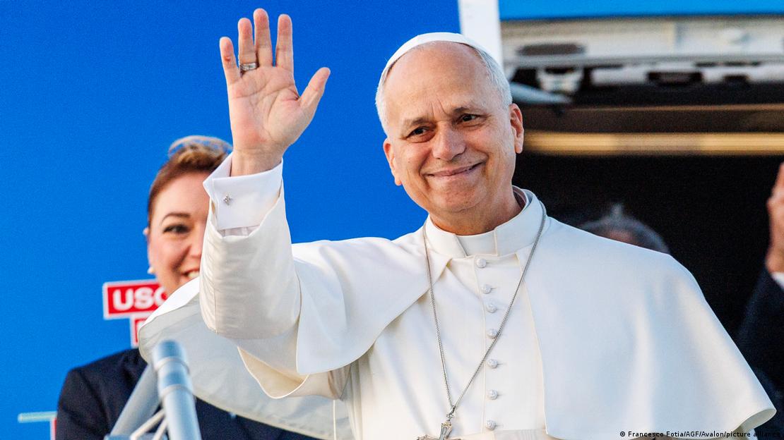 El papa León XIV saluda a su partida del aeropuerto de Fiumicino, en Roma, hacia Turquía. (27.11.2025).