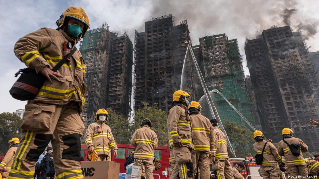 Hongkong Tai Po 2025 | Feuerwehrmänner vor ausgebrannten Hochhäusern 