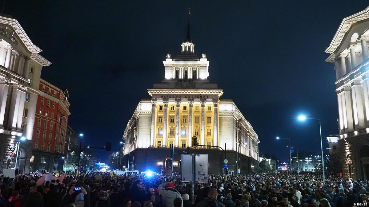 Десетки хиляди протестираха в т.нар. Триъгълник на властта в София.