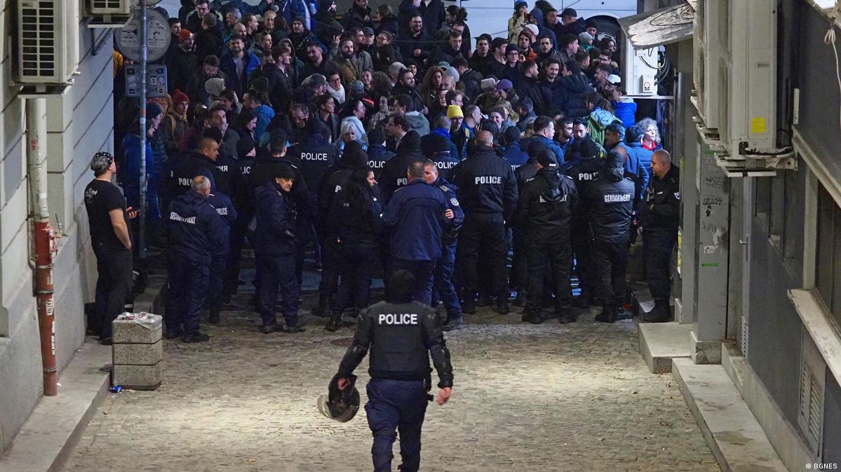 Протестът премина при засилено полицейско присъствие.