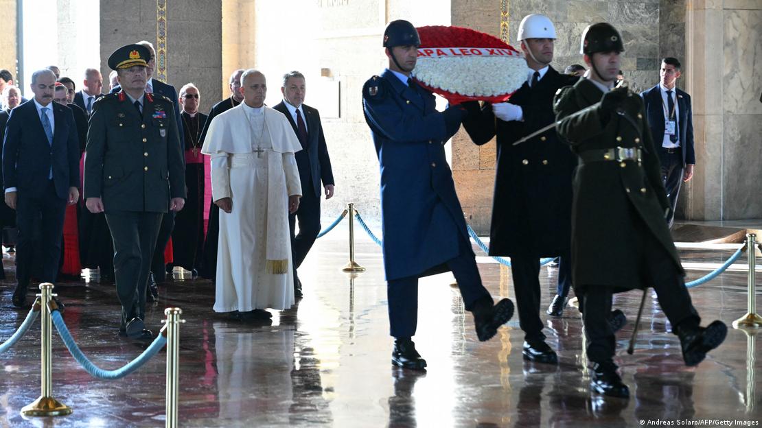 El papa León XIV visita el Mausoleo de Atatürk en Ankara: dos guardias llevan un objeto circular de homenaje con su nombre. (27.11.2025).