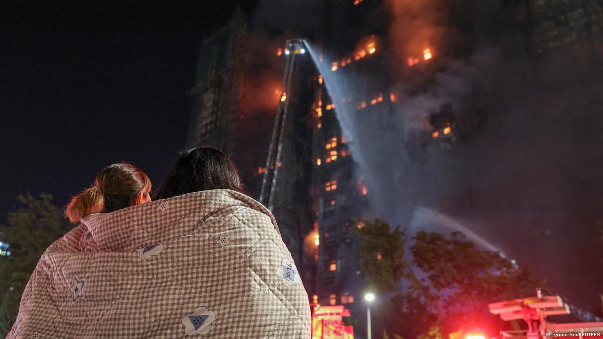 Hongkong Tai Po 2025 | Bewohner beobachten Flammen an Bambusgerüst der Wang Fuk Court Siedlung 中国政府在香港宏福苑大火夺走168条人命后,已于去年11月颁布政策因应;然而,一个月后,广东汕头发生住宅火警,造成12人死亡。图为香港宏福苑大火。
