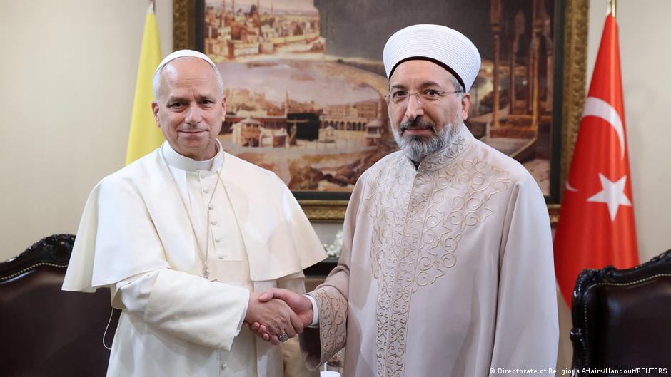 Udhëtimi i parë i Papës Leo  Takim me fenë islame në Turqi dhe Liban