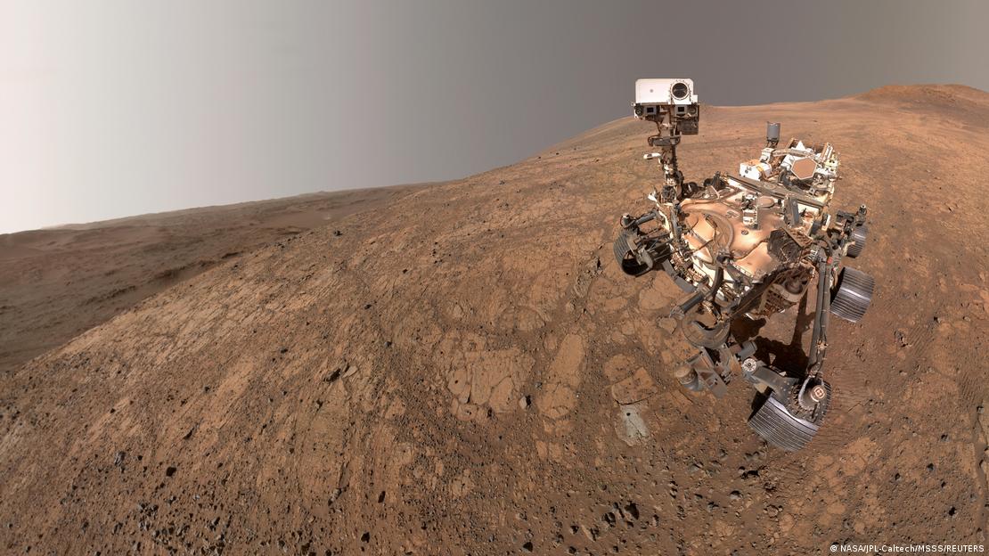 Róver Perseverance en la superficie de Marte.
