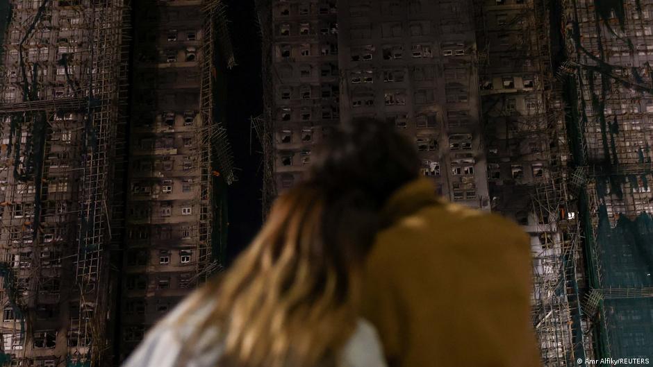 Muertos por incendio en Hong Kong aumentan a 83 – DW – 27/11/2025