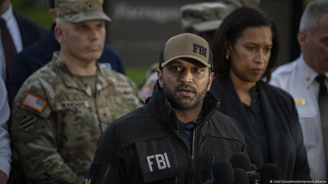 El director del FBI, Kash Patel, junto a soldados de la Guardia Nacional de EE. UU. y otras autoridades.