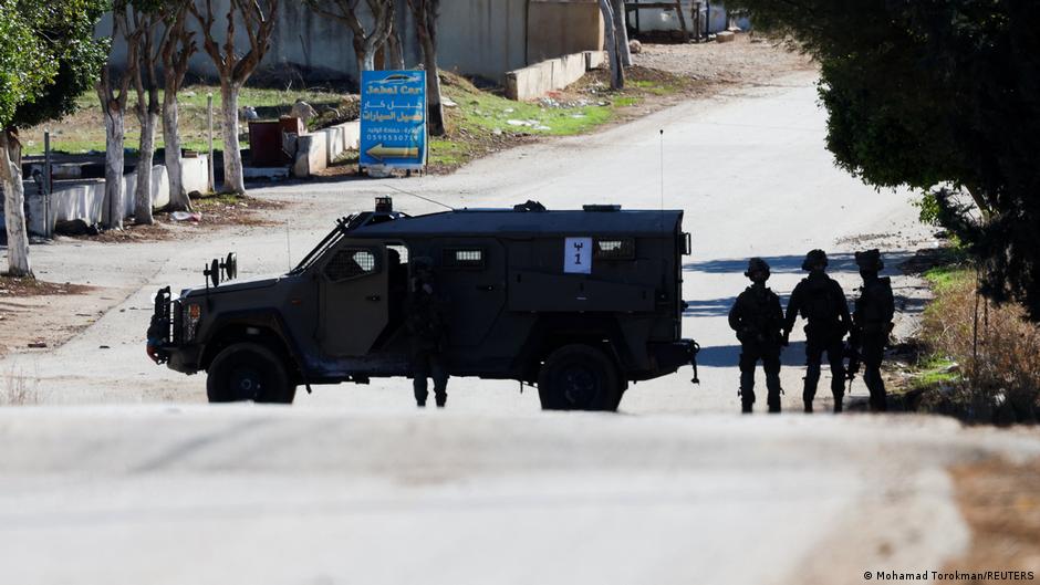 Israeli forces kill 2 Palestinians, surrender disputed