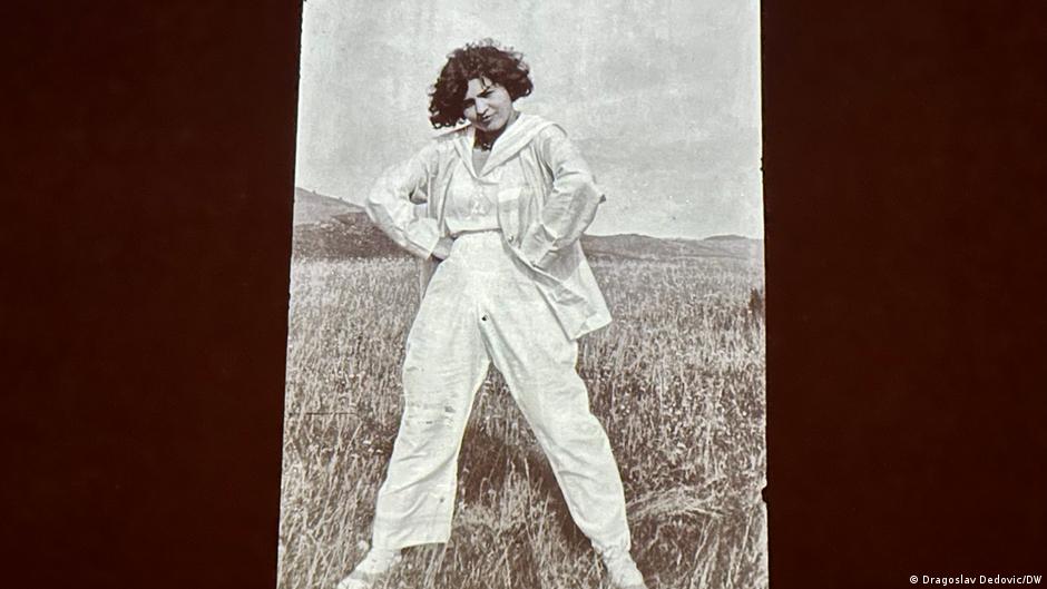 Fotografija Maše Kaleko projektovana na binu