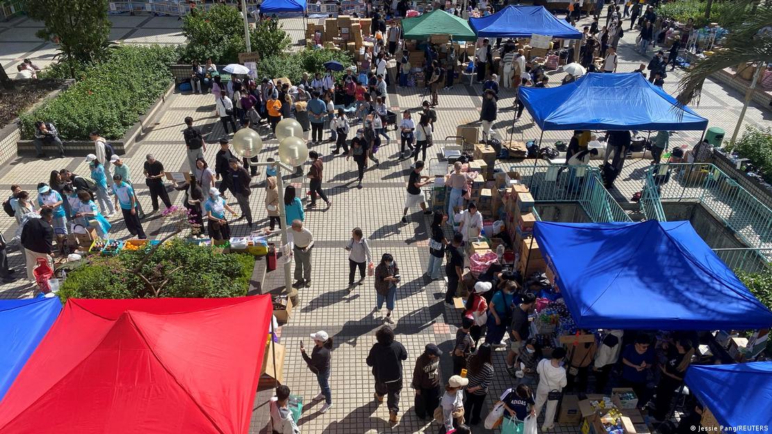 Una plaza del distrito de Tai Po, convertida en lugar de recolección de ayuda para las víctimas del incendio en Hong Kong.