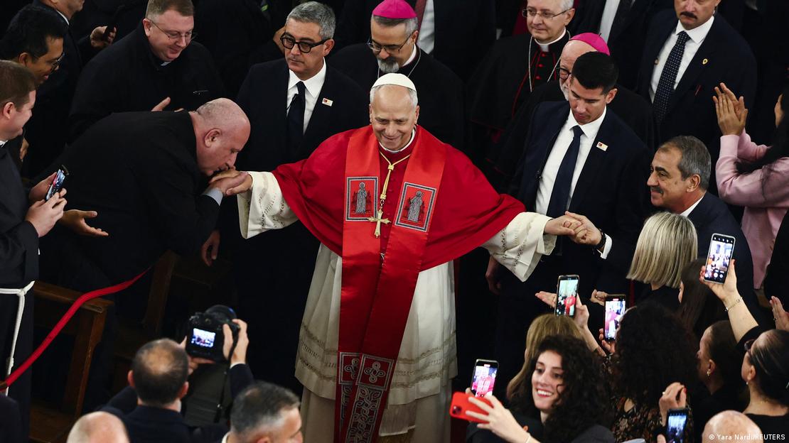 Papa, İstanbul'daki Kutsal Ruh Katedrali'nde, etrafını dindarlar sarmış vaziyette görülüyor