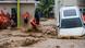 Para penyelamat menembus banjir dengan berpegangan pada tali dalam upaya mengevakuasi warga yang terjebak di rumah mereka di Padang, Sumatra Barat, pada 27 November 2025 Para penyelamat menembus banjir dengan berpegangan pada tali dalam upaya mengevakuasi warga yang terjebak di rumah mereka di Padang, Sumatra Barat, pada 27 November 2025