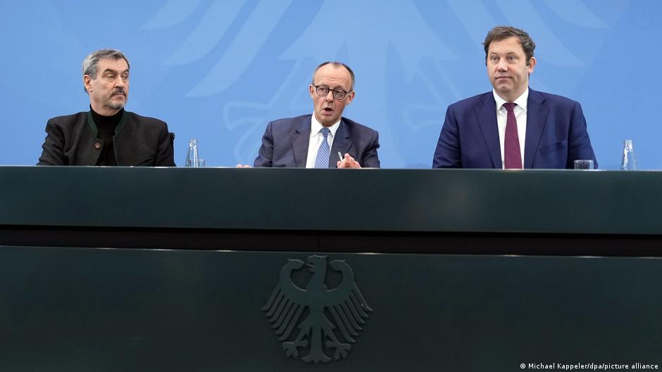 Markus Zeder (CSU), Fridrih Merc (CDU) i Lars Klingbajl (SPD) predstavljaju kompromisno rešenje penzionu mirovinsku reformu (Berlin, 28.11.2025.)