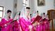Mulheres cristãs rezam com trajes cor de rosa e véus sobre os cabelos em igreja na Coreia do Norte em 2006 Mulheres cristãs rezam com trajes cor de rosa e véus sobre os cabelos em igreja na Coreia do Norte em 2006